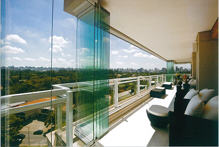 FRAMELESS GLASS FOLDING DOOR