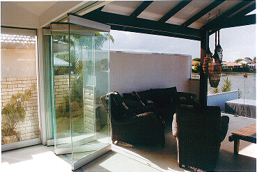 FRAMELESS GLASS FOLDING DOOR
